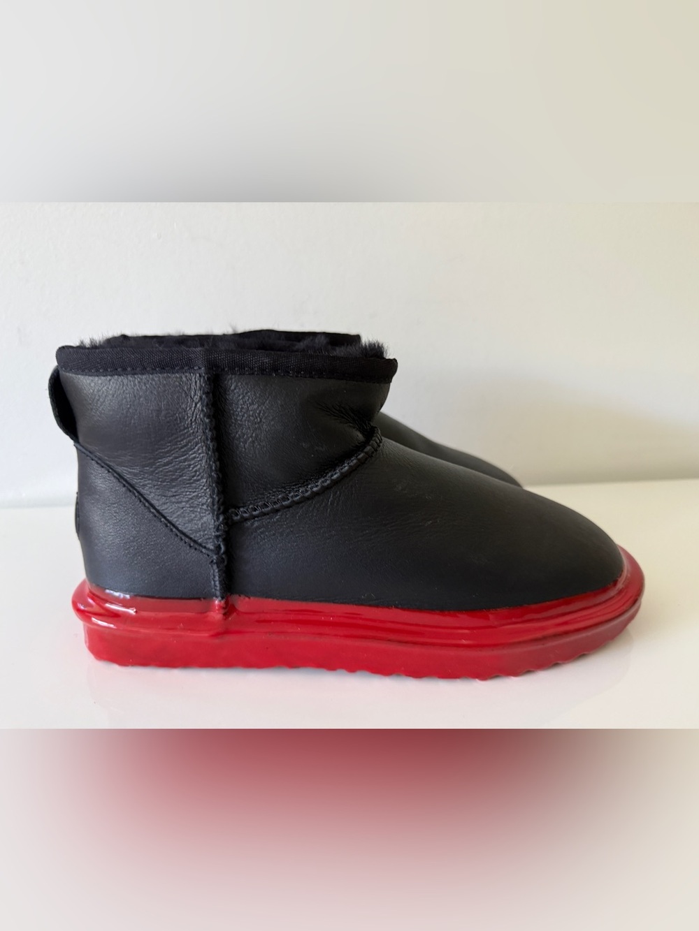 NWOB EMU AUSTRALIA Stinger Micro Dipped Ankle Boots Shoes | US  9 | Black/Red